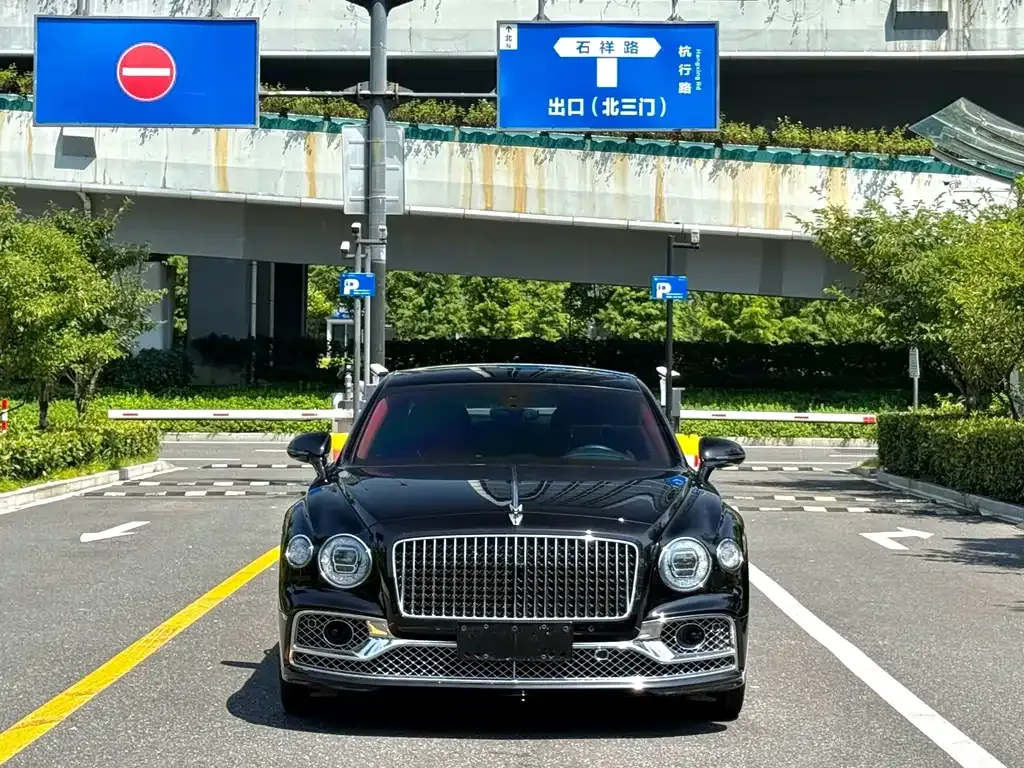 Bentley Flying Spur — фото 1
