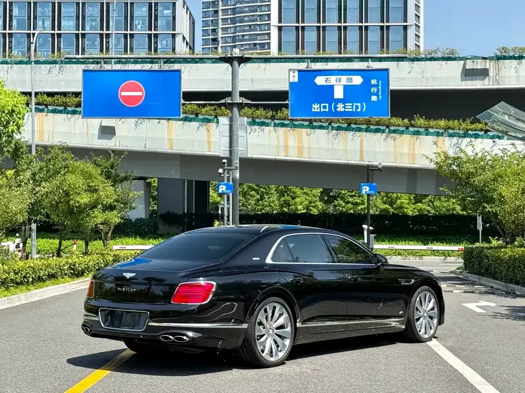 Bentley Flying Spur — фото 8