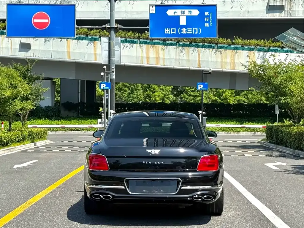 Bentley Flying Spur — фото 4