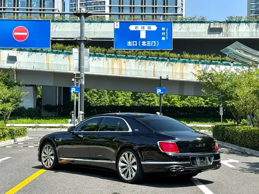 Bentley Flying Spur — фото 9