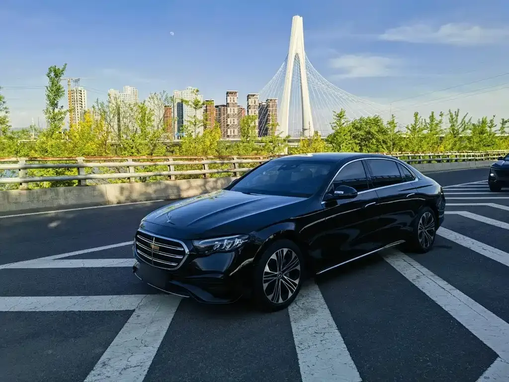 Mercedes-Benz E-Class — фото 1