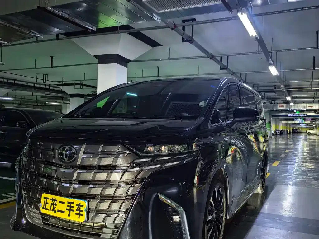 Toyota Alphard — фото 1