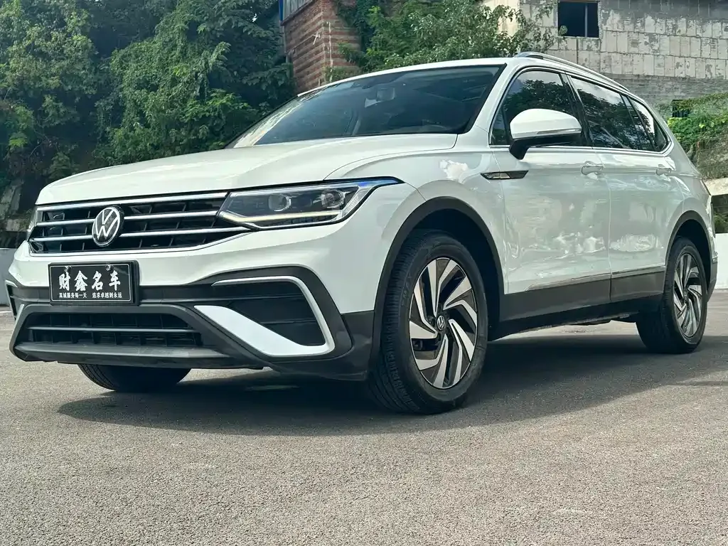 Volkswagen Tiguan L — фото 1