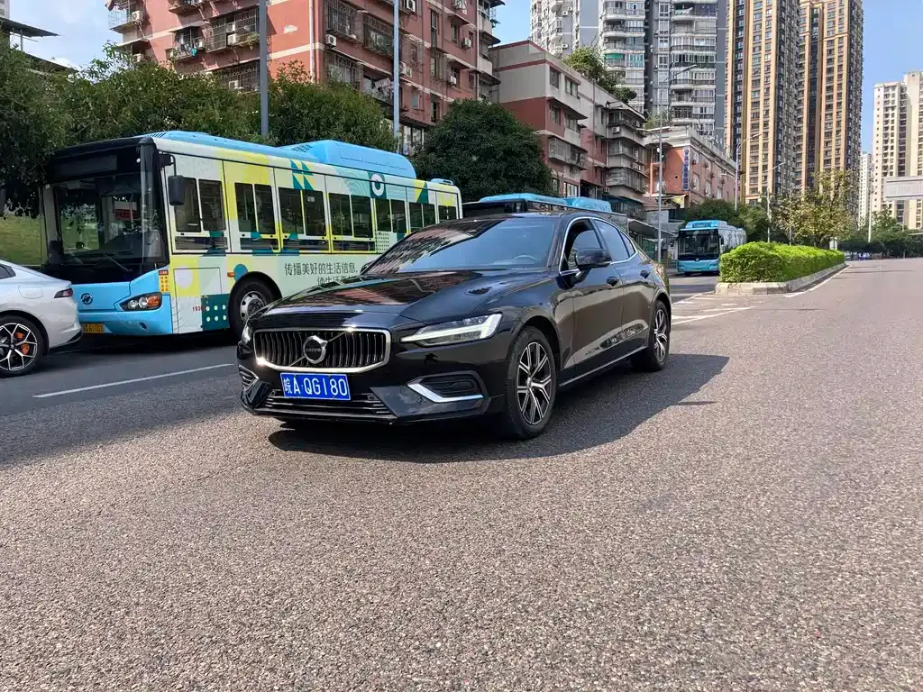 Volvo S60 — фото 1
