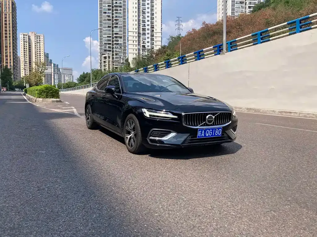 Volvo S60 — фото 10