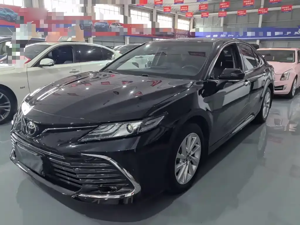 Toyota Camry — фото 1