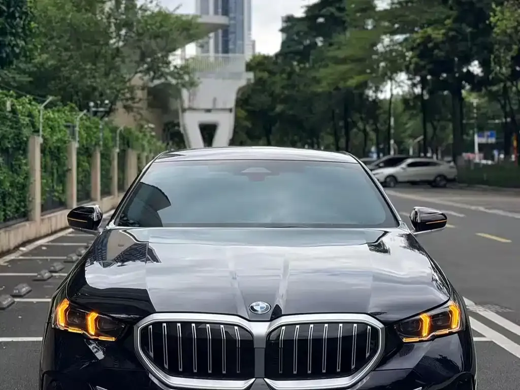 BMW 5 Series — фото 1