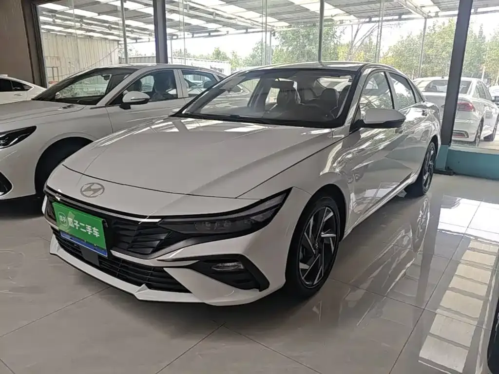 Hyundai Elantra — фото 1