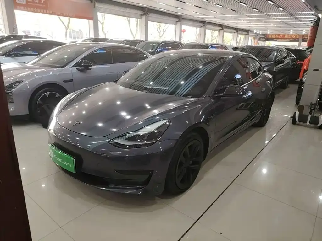 Tesla Model 3 — фото 1