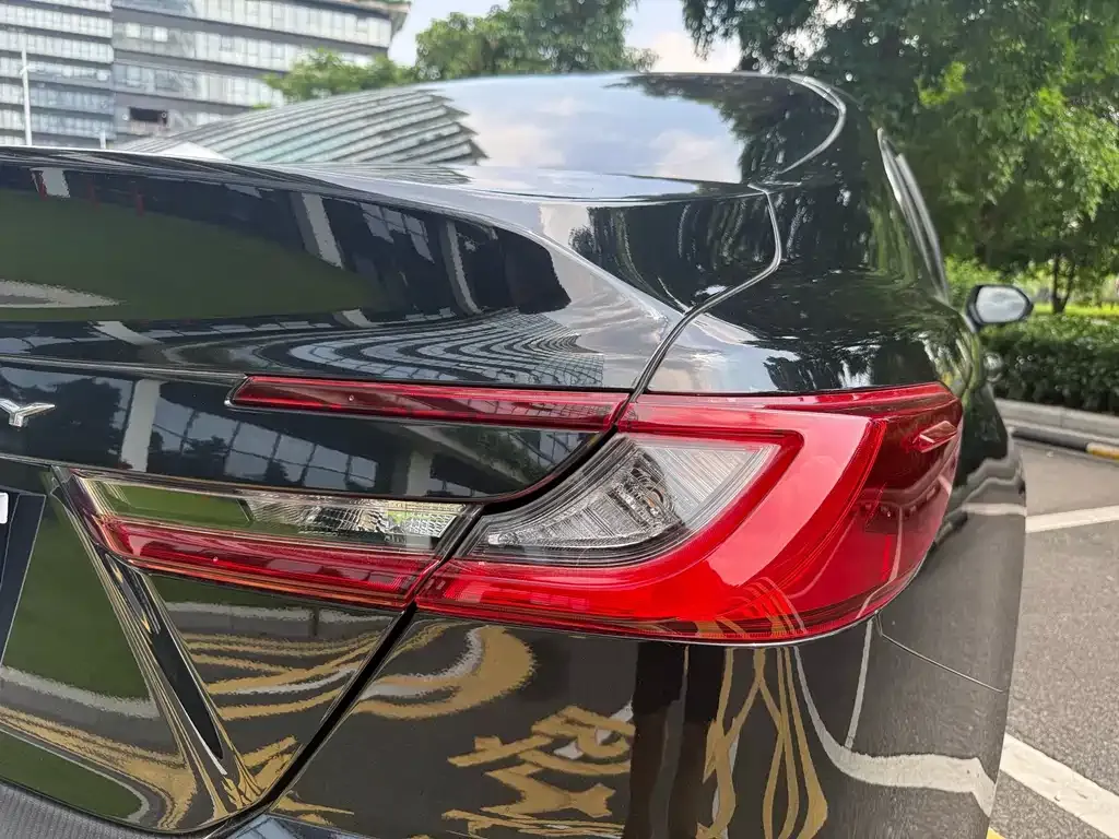 Toyota Camry — фото 2