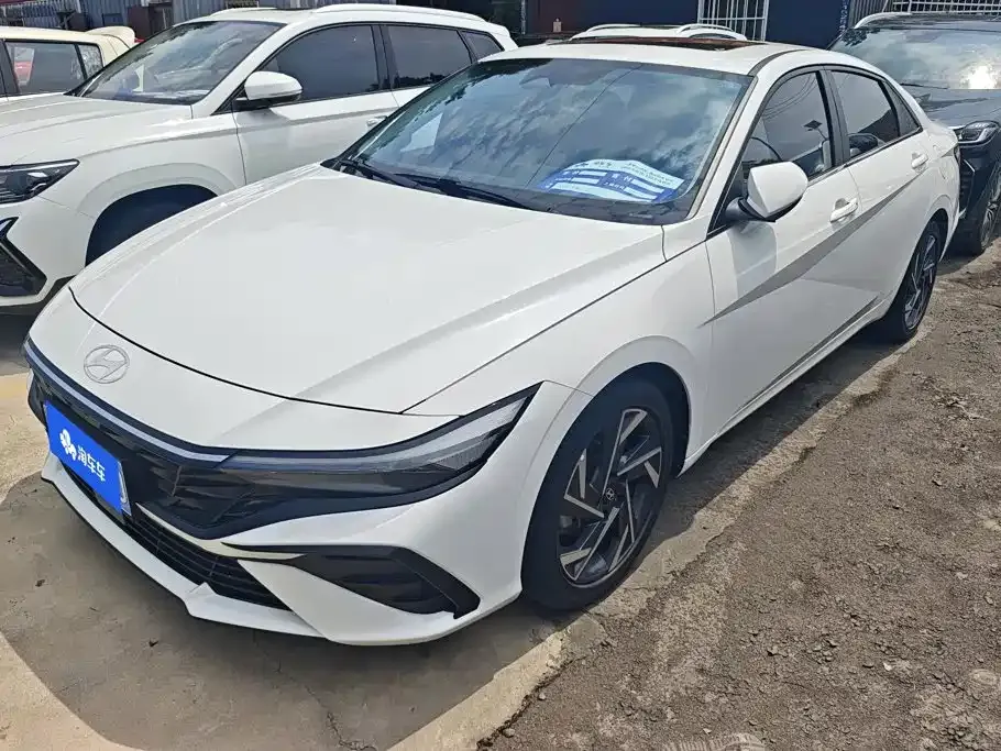 Hyundai Elantra — фото 1