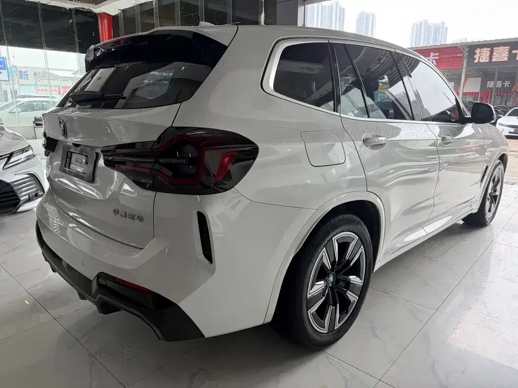 BMW iX3 — фото 6