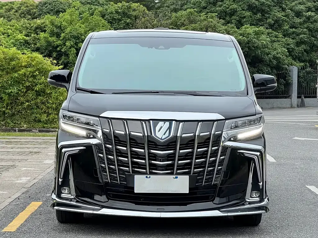 Toyota Alphard — фото 1