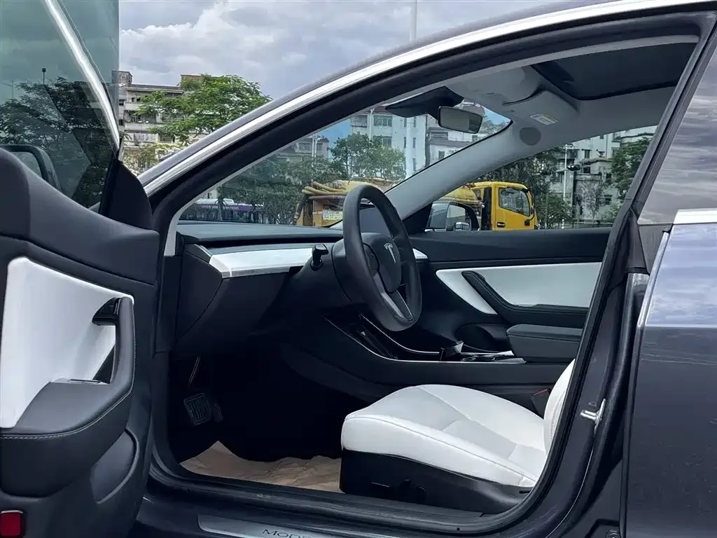 Tesla Model 3 — фото 10