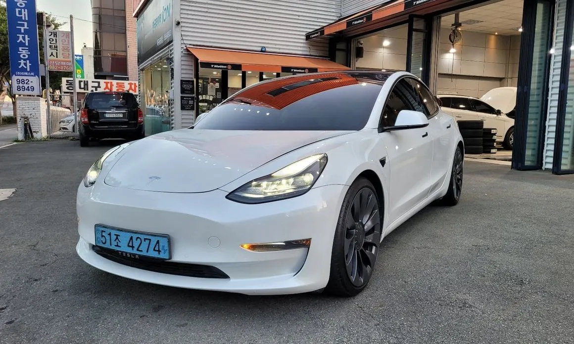 Tesla Model 3 — фото 1