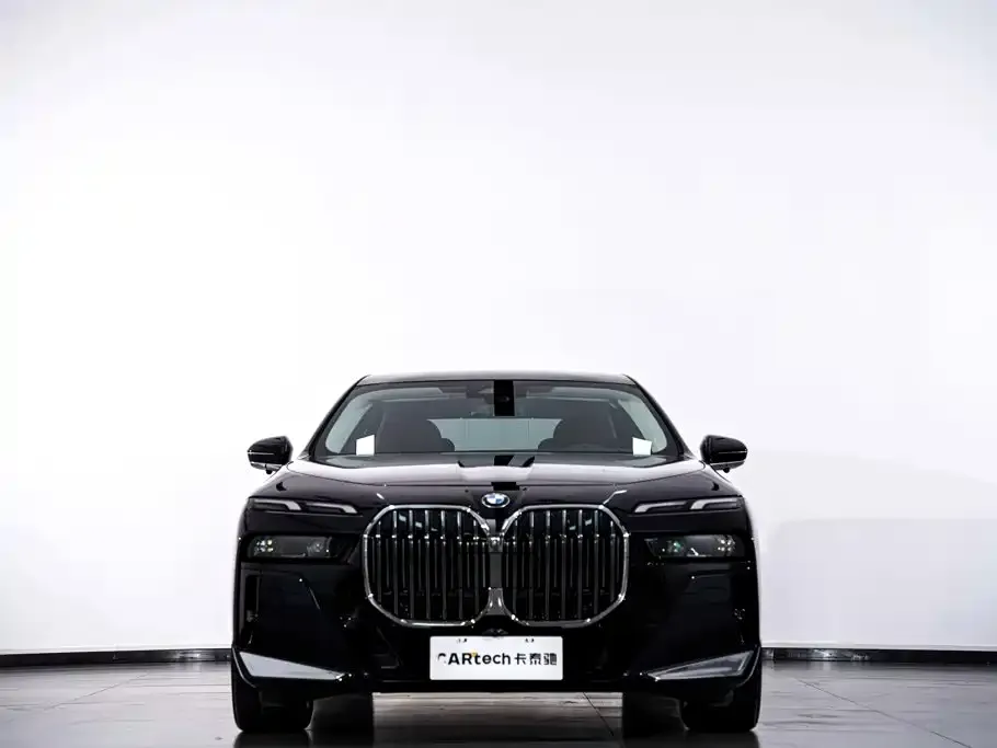 BMW 7 Series — фото 1