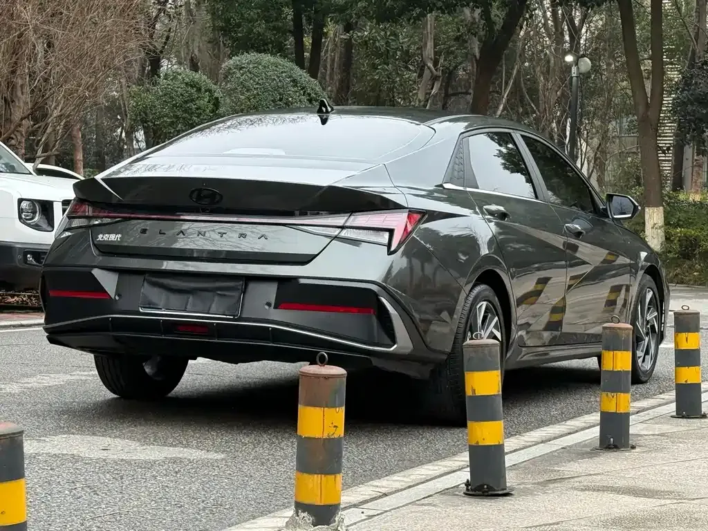 Hyundai Elantra — фото 3