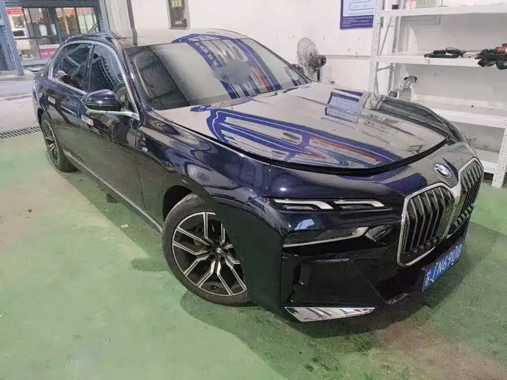 BMW 7 Series — фото 1