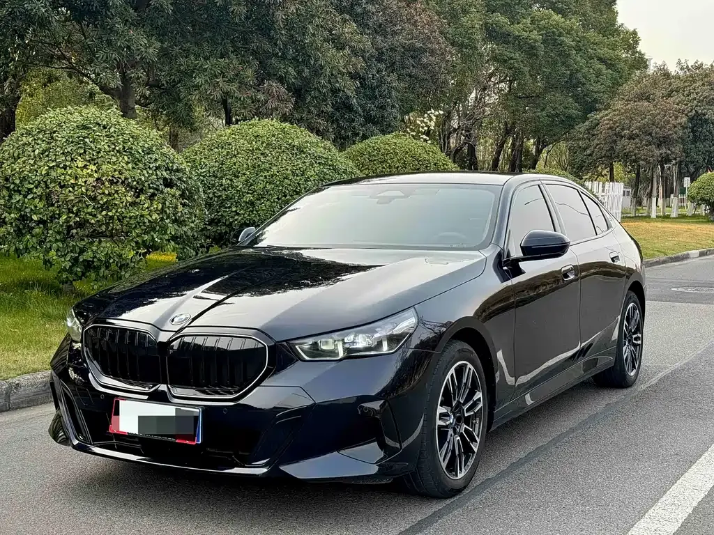 BMW 5 Series — фото 1