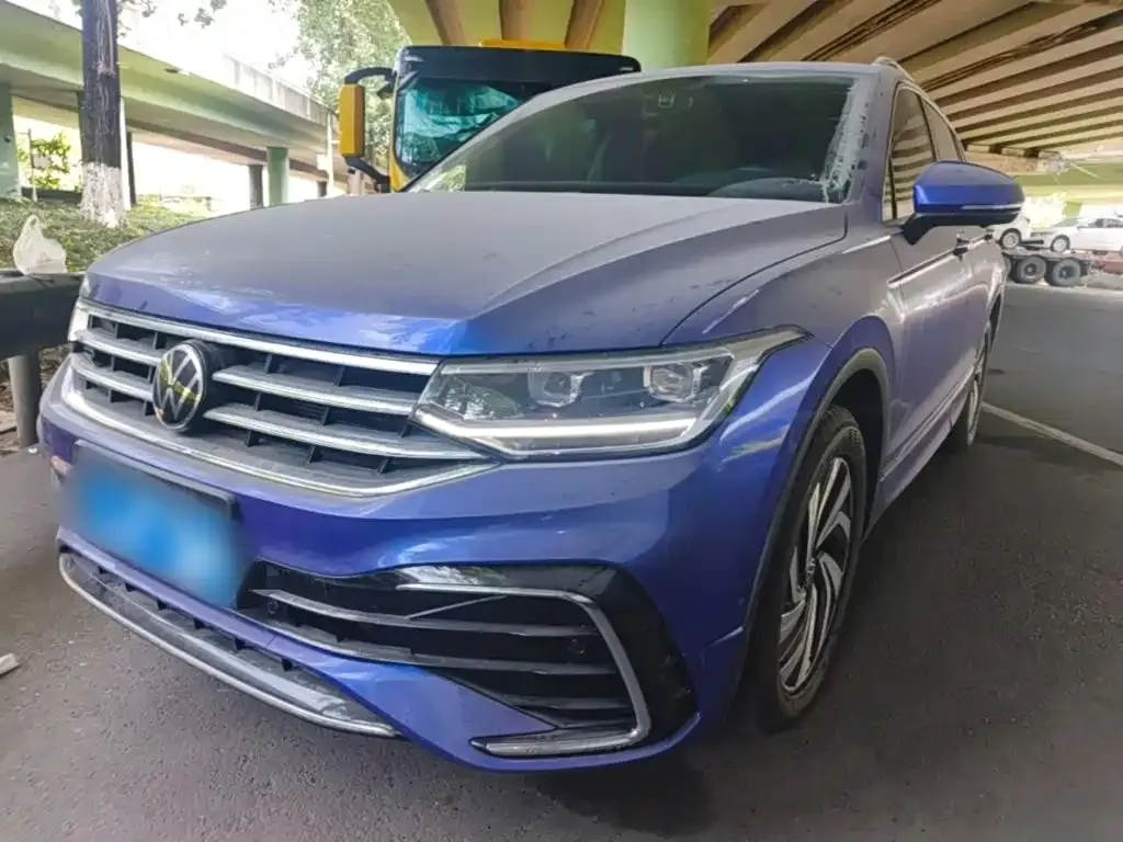 Volkswagen Tiguan L — фото 1