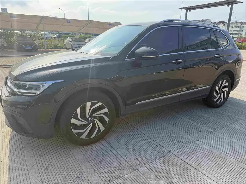 Volkswagen Tiguan L — фото 1