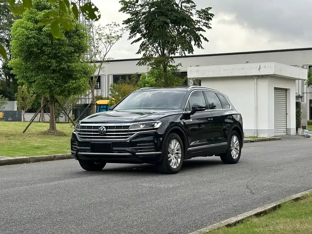 Volkswagen Touareg — фото 1