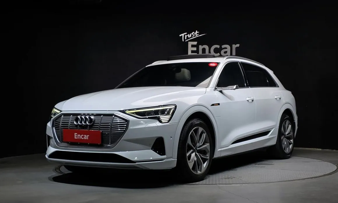 Audi e-tron — фото 1