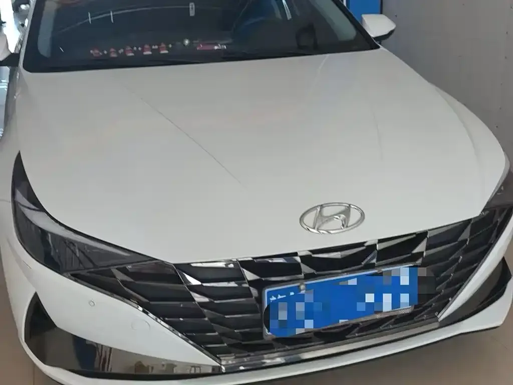Hyundai Elantra — фото 1