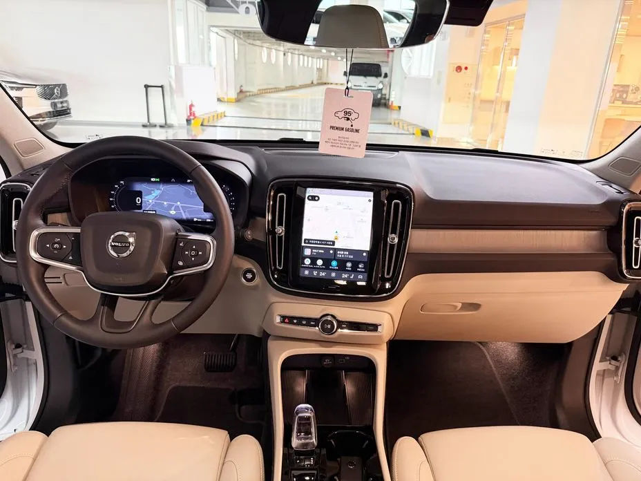Volvo XC40 — фото 10