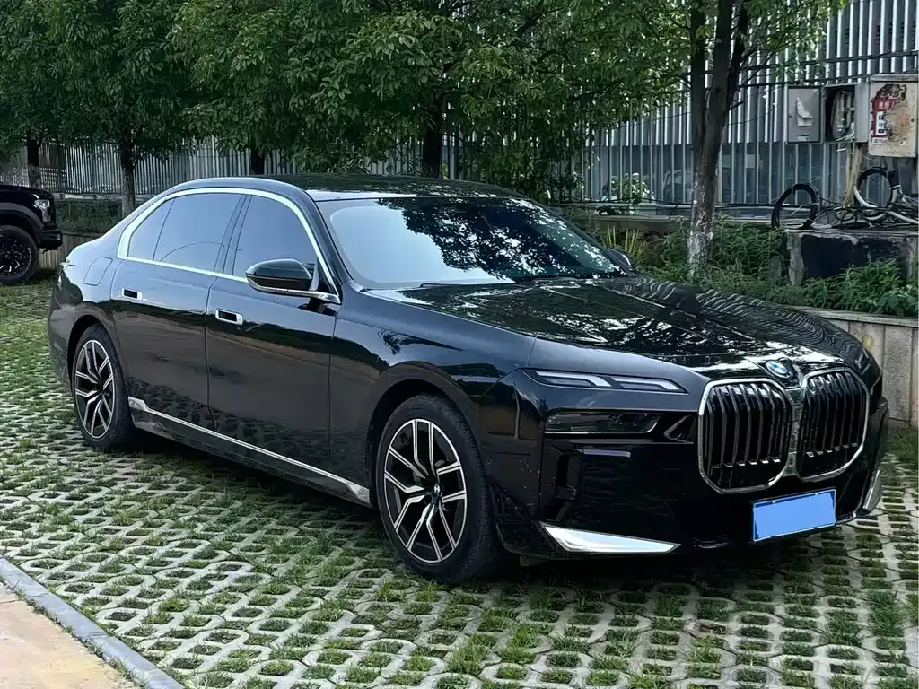 BMW 7 Series — фото 1