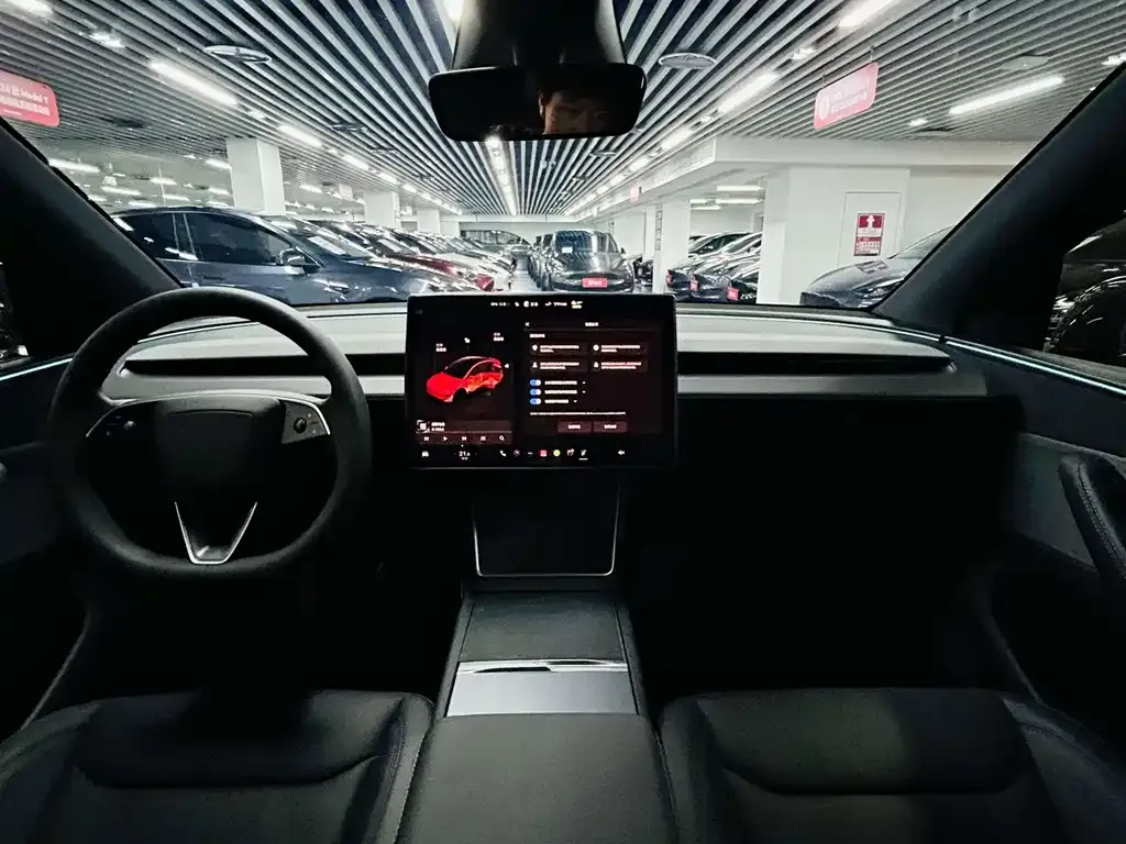 Tesla Model Y — фото 9