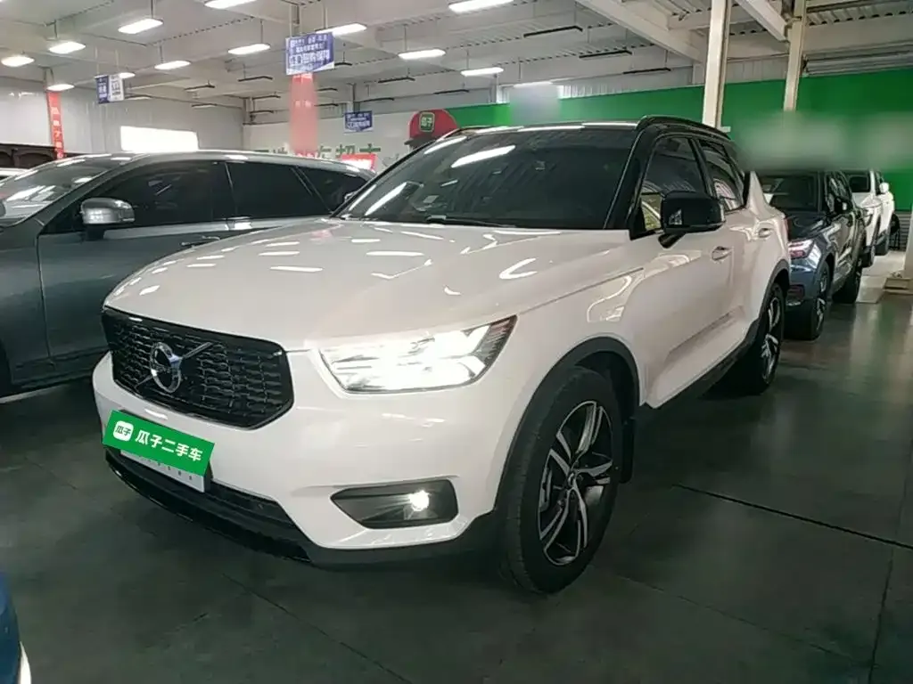 Volvo XC40 — фото 1