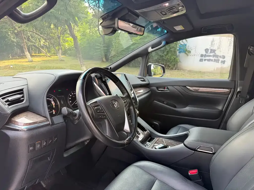 Toyota Alphard — фото 4