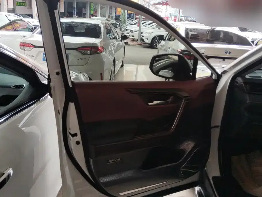 Toyota RAV4 — фото 9