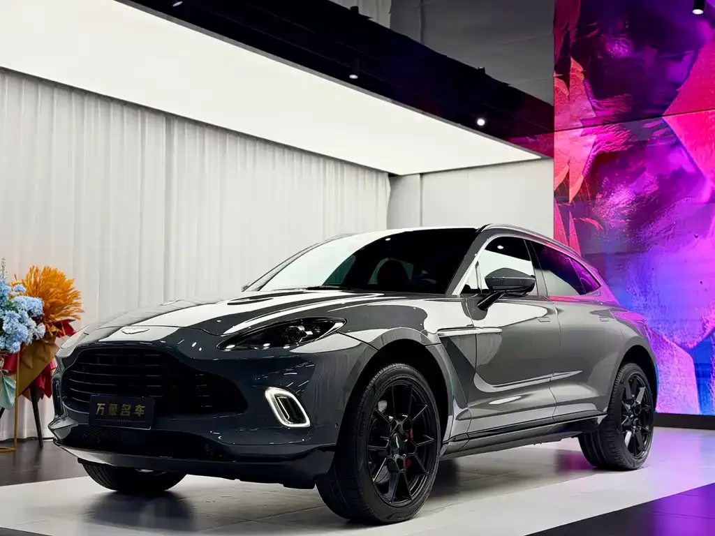 Aston Martin DBX — фото 1