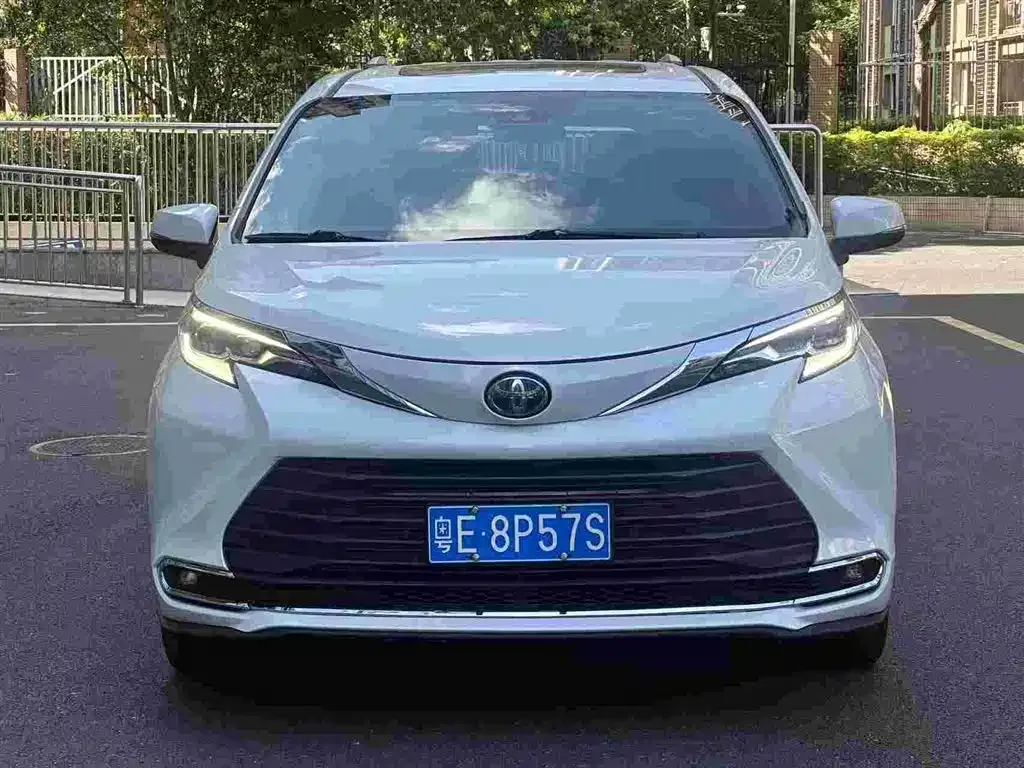 Toyota Sienna — фото 3