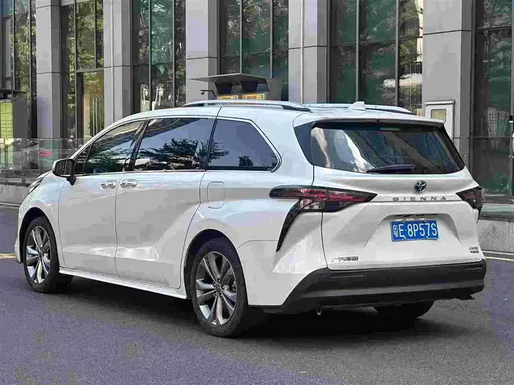 Toyota Sienna — фото 5