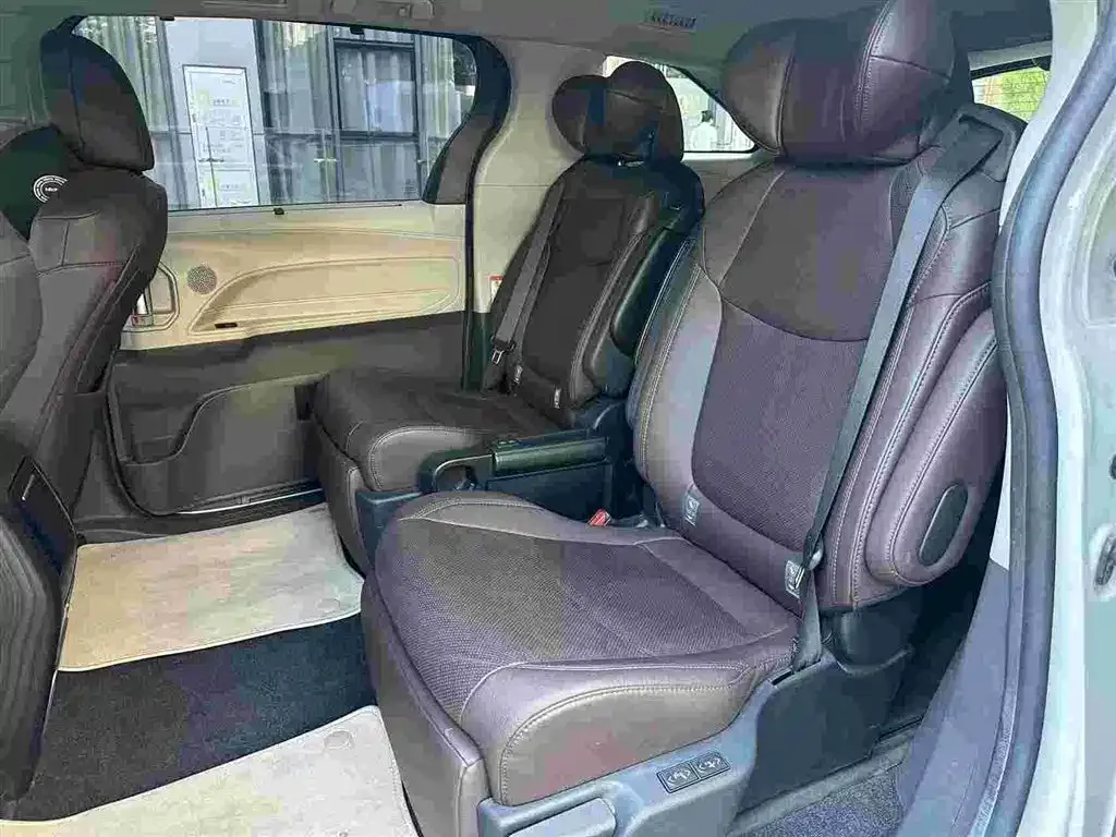 Toyota Sienna — фото 7
