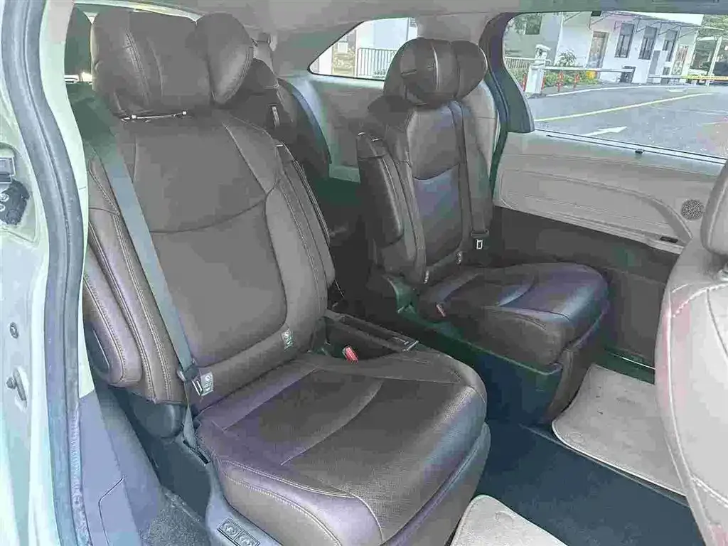 Toyota Sienna — фото 6