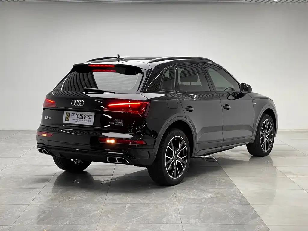 Audi Q5L — фото 9