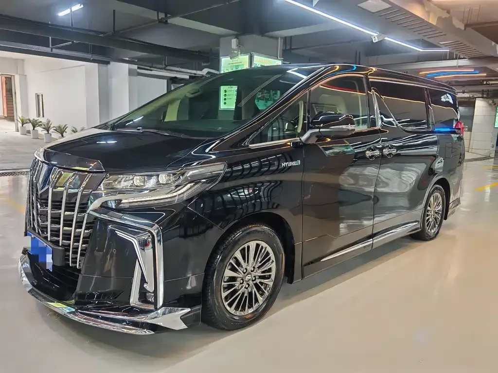 Toyota Alphard — фото 1
