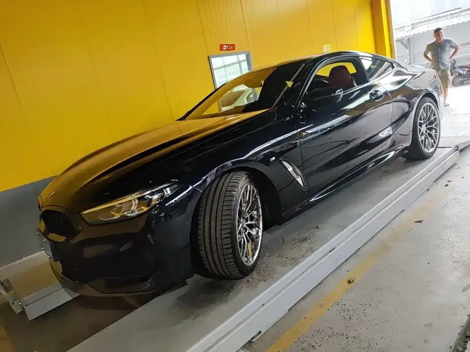 BMW 8 Series — фото 1