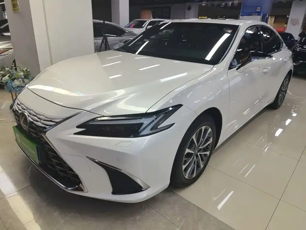 Lexus ES — фото 1