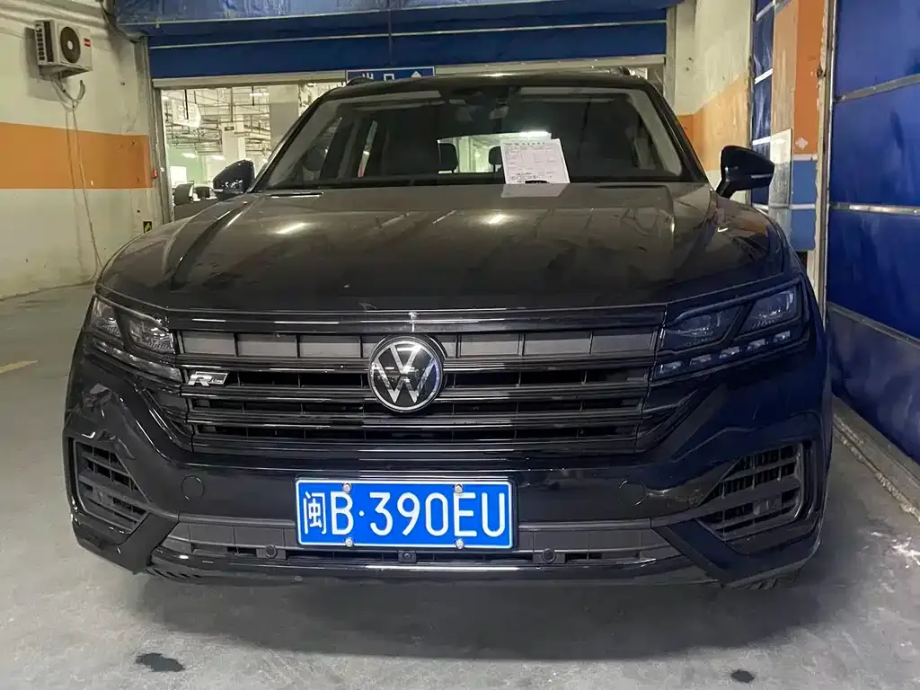 Volkswagen Touareg — фото 1