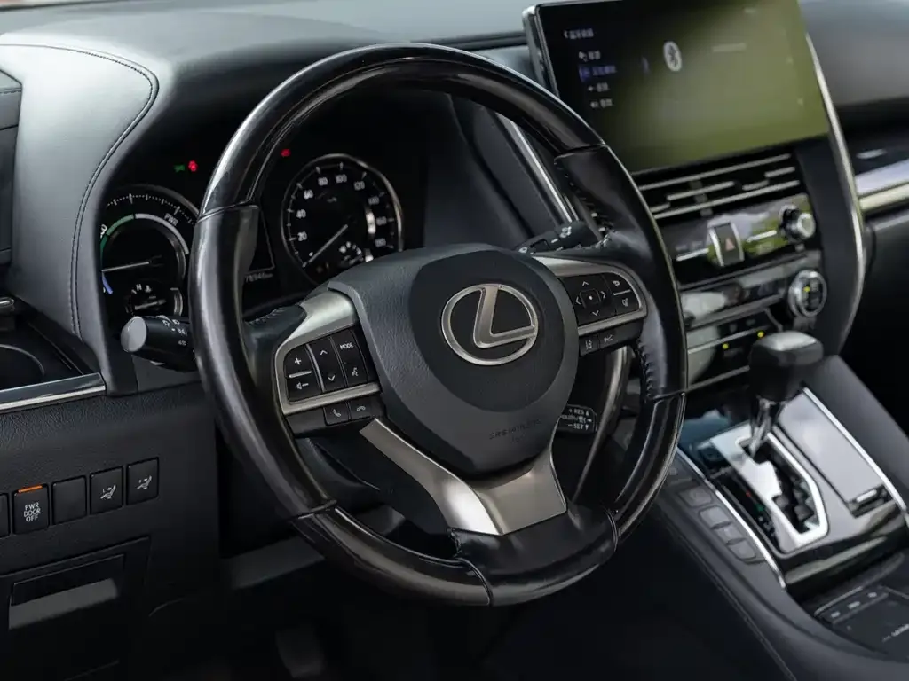 Lexus LM — фото 10