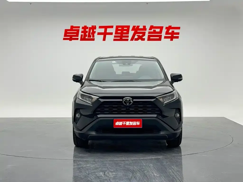 Toyota RAV4 — фото 1