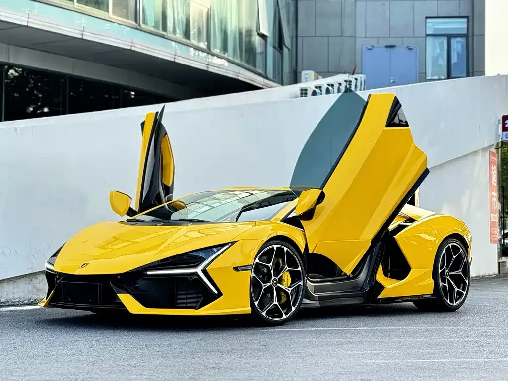 Lamborghini Revuelto — фото 1