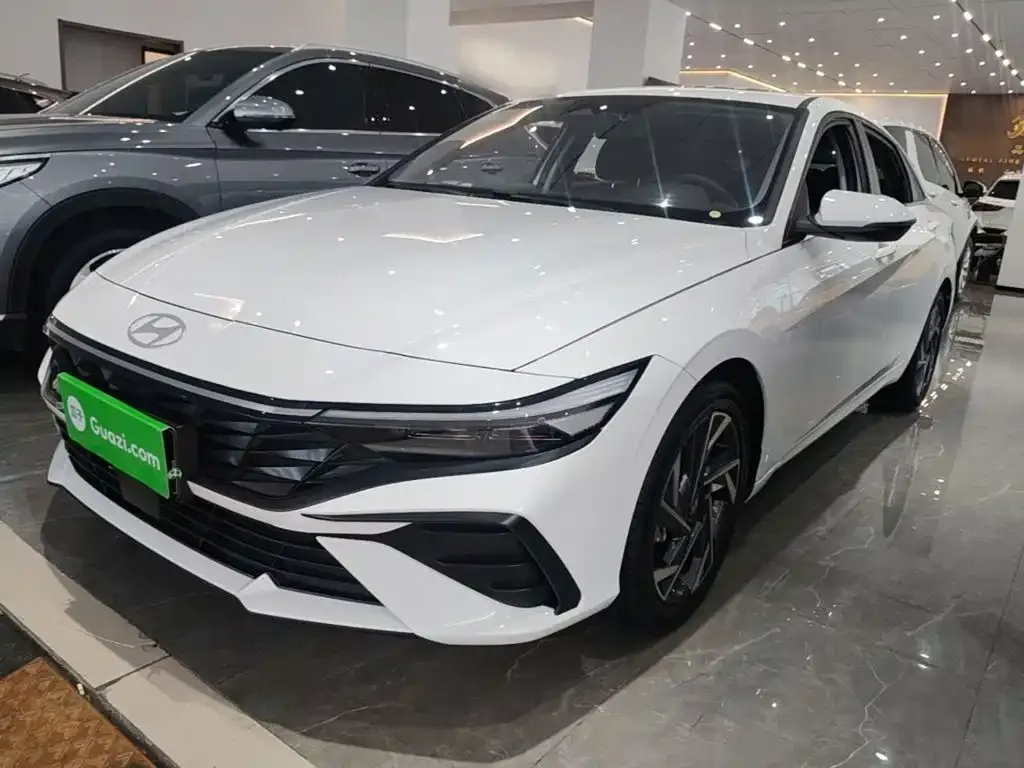 Hyundai Elantra — фото 1