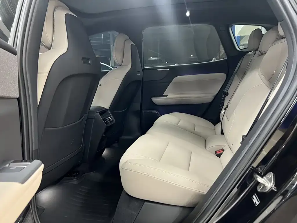 Volvo XC70 Plug-in Hybrid — фото 3