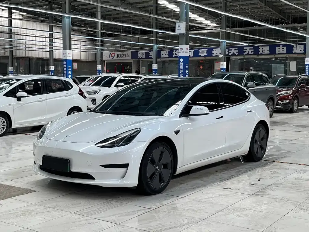 Tesla Model 3 — фото 1